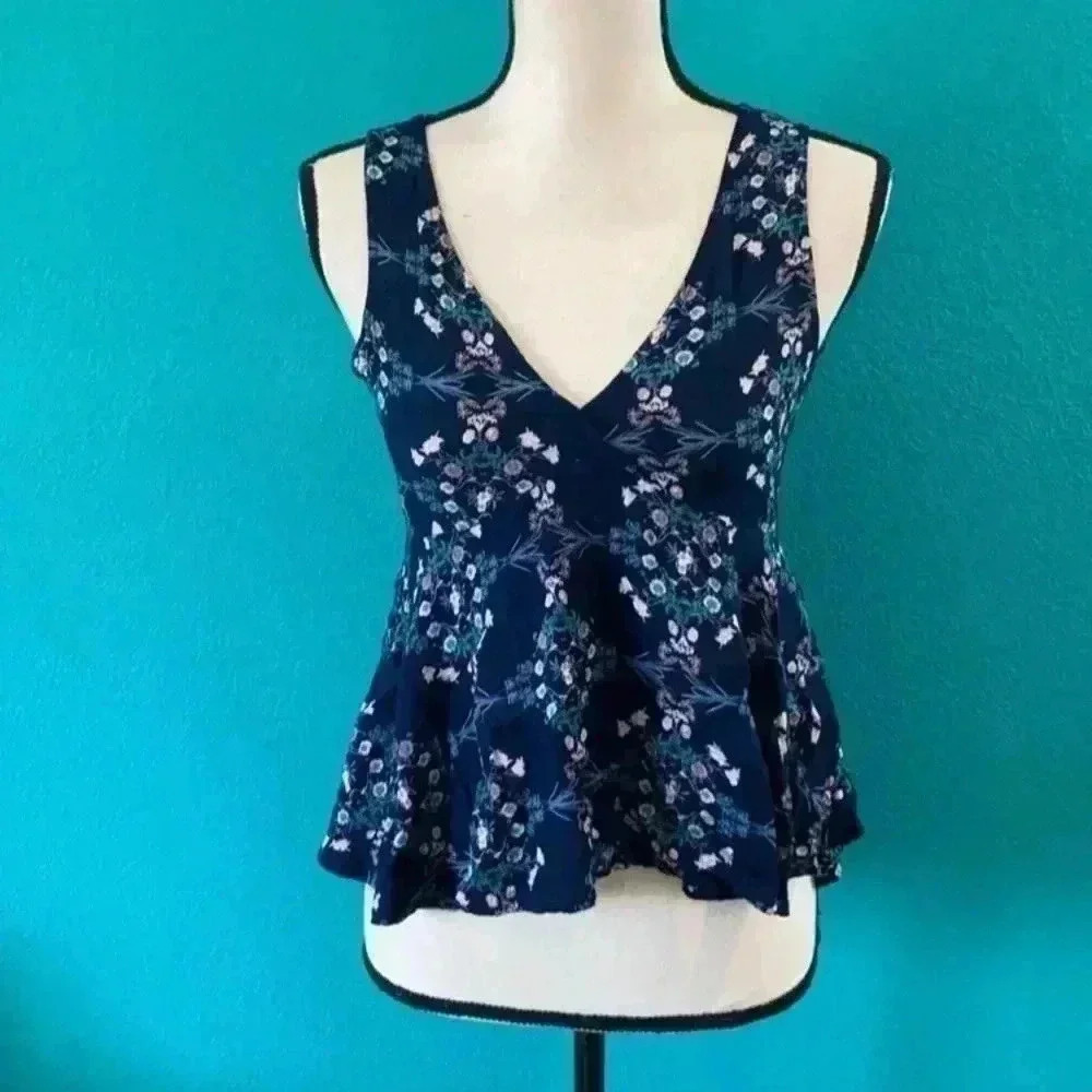 Ganji la blue floral tank top in size small